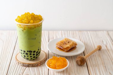 kabarcık ve bal kabarcıkları ile yeşil çay latte