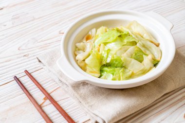 Balık soslu tavada kızartılmış lahana