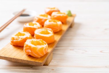 mayonez ve karides yumurta ile taze somon suşi rulo