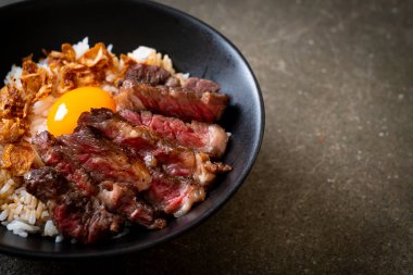 yumurta ile tepesinde pirinç kase dilimlenmiş sığır eti