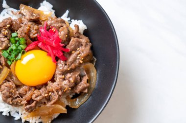 Biftek dilimlenmiş pirinç (Gyuu-Don) 