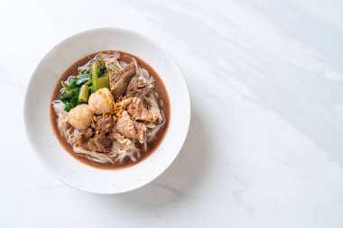 Demlenmiş Domuz eti ile pirinç şehriye çorbası