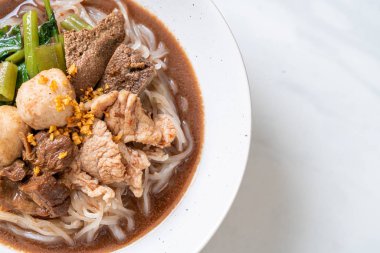 Demlenmiş Domuz eti ile pirinç şehriye çorbası