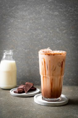 Buzlu çikolata milkshake içecek