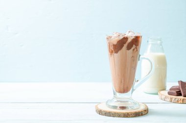Buzlu çikolata milkshake içecek