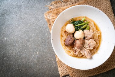 Pişmiş domuz etli erişte kasesi.