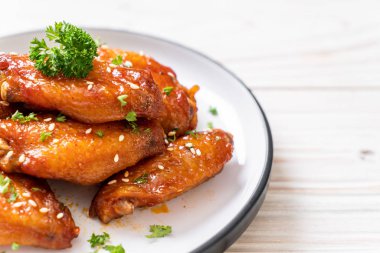 Barbekü tavuk kanatları beyaz susam ile