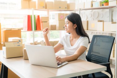 Küçük işletme sahibi, kadın dizüstü bilgisayarda satın alma siparişkontrol