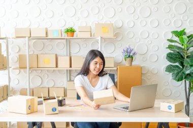 Laptop ve Pho internet kullanırken Asya kadın zevk kendini