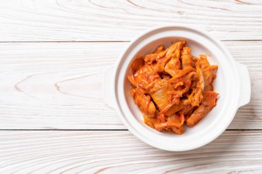 kimchi ile tavada kızartılmış domuz eti