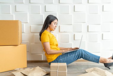 Genç Asya iş başlangıç yukarı online satıcı sahibi kullanarak bilgisayar