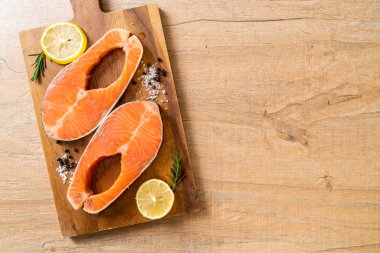 taze çiğ somon fileto biftek