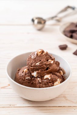 Çikolatalı dondurma marshmallow ile