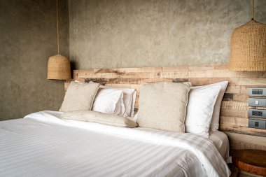 yatakta güzel rahat yastıklar