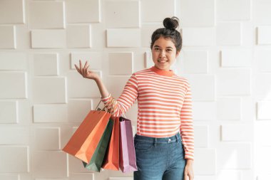 Asyalı kadın holding alışveriş torbaları