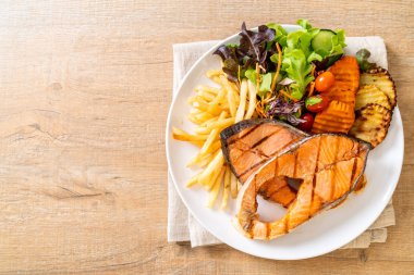 sebze ve patates kızartması ile ızgara somon biftek fileto