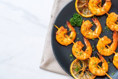 Limonlu ızgara kaplan karides şiş