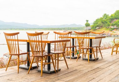 kafe restoranda ahşap masa ve sandalye