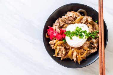 domuz eti pilav kasesi ile yumurta (Donburi) - Japon yemekleri 