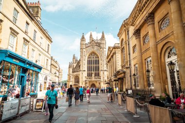 Bath, İngiltere - 30 Ağustos 2019: Turistle Bath Abbey. Bu bir... 