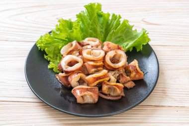 plaka üzerinde ızgara kalamar