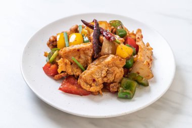 Cevizli kızarmış tavuk. 