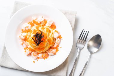 karidesler ve karides yumurtası ile spagetti kremsi