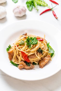 tavuk ve fesleğen ile karıştırın-kızarmış spagetti