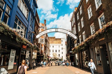 Londra, İngiltere, Uk - 2 Sep 2019: İnsanlar alışverişe gidiyor