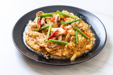 Tavada kızartılmış kalamar ve ahtapot tuzlu yumurta ile