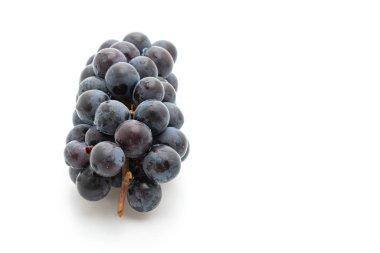 beyaz arka planda taze siyah üzüm