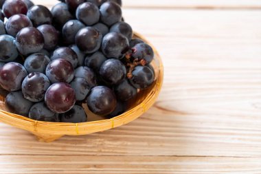 beyaz arka planda taze siyah üzüm