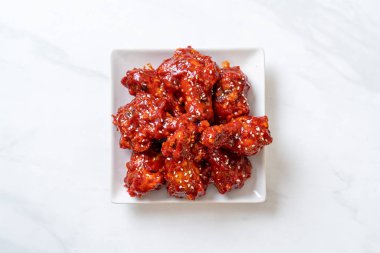 Baharatlı soslu kızarmış tavuk 