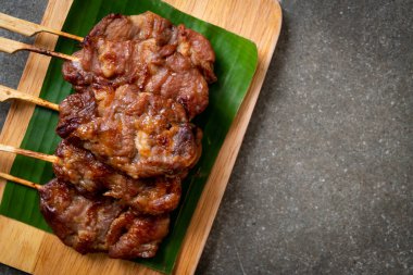 saptırılmış süt domuz beyaz yapışkan pirinç ile ızgara