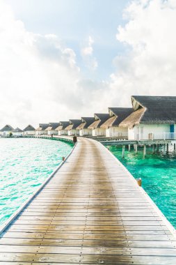 plaj ve deniz ile tropikal Maldivler tatil otel ve ada