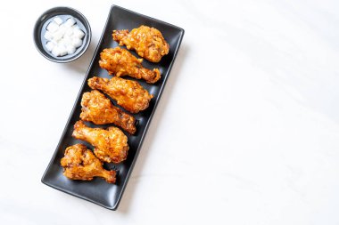 Soslu kızarmış tavuk.