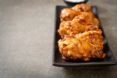 Soslu kızarmış tavuk.