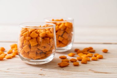 sarımsak bisküvi ekmek çubuğu