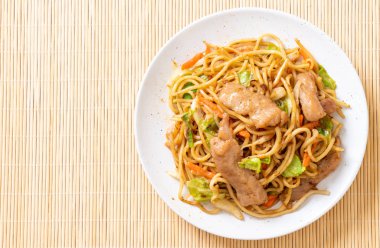 tavada kızartılmış yakisoba noodle domuz eti ile