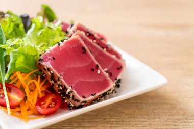 Taze orkinos sebze salata ile ham