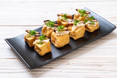 Shitake mantar ve altın iğne mantar ile kızarmış Tofu