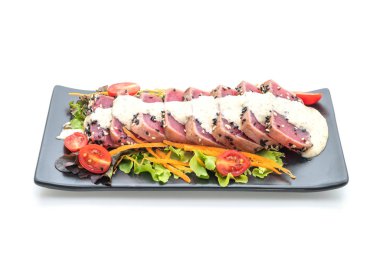 Taze orkinos çiğ sebze salatası ve sos ile