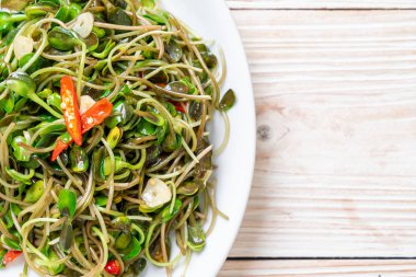 Istiridye sosu ile Kızarmış ayçiçeği Sprout