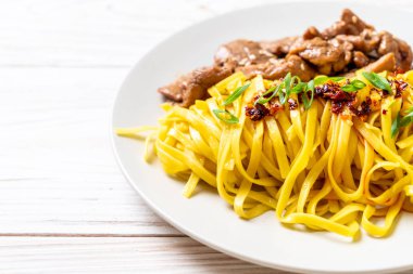 domuz eti ile Asya tavada kızartılmış erişte