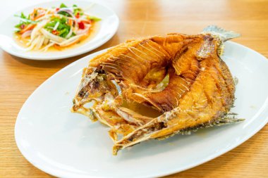 Balık soslu kızarmış balık balığı.