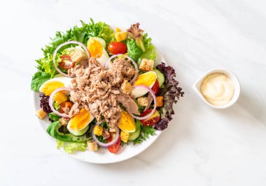 Sebze salatası ve yumurta ile tuna