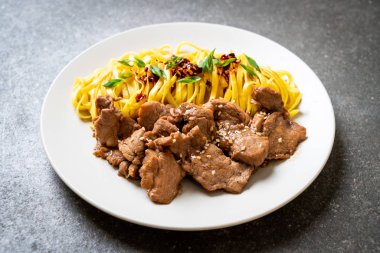 domuz eti ile Asya tavada kızartılmış erişte