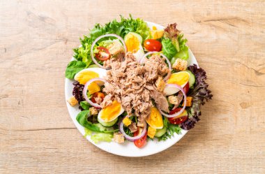 Sebze salatası ve yumurta ile tuna