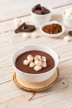 Şekerlemeli sıcak çikolata.