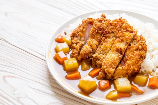 Knusprig gebratenes Schweineschnitzel mit Curry und Reis — Stockfoto